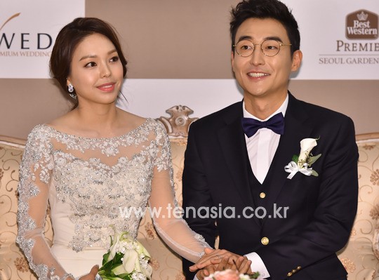 TENPHOTO, 김인석 안젤라 박, 수갑 찬 듯한 손 깍지...오늘부터 내꺼