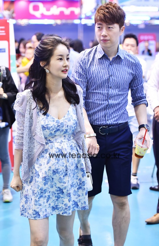 [TENPHOTO] 임요환 김가연, 출산 앞두고 다정한 나들이