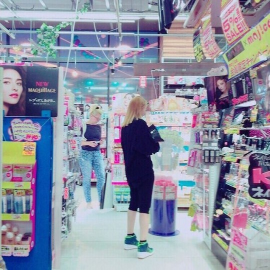 보아, 일본 마트 쇼핑 인증샷 공개 숨길 수 없는 매력적인 뒤태