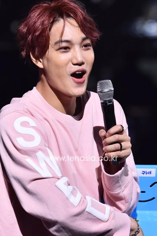 [TENPHOTO] 엑소 카이, 팬들 바라보며 애교 가득