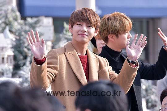 [TENPHOTO] 방탄소년단 뷔, 강남을 환호케 한 훈훈한 외모