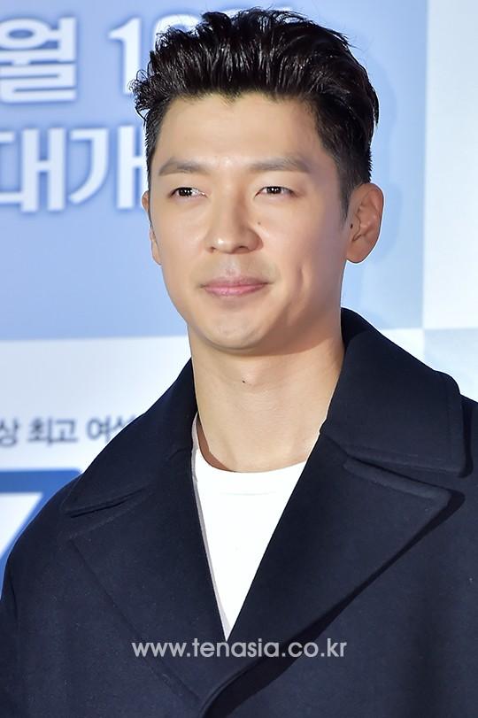 [TEN PHOTO] 팀, ‘오랜만에 인사드려요’(조이)
