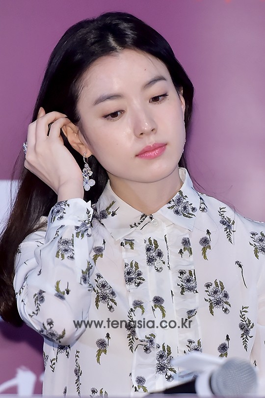 [TEN PHOTO] 한효주, 쉴 틈 없이 쓸어넘기는 머릿결...‘헤어화(?)’(해어화)