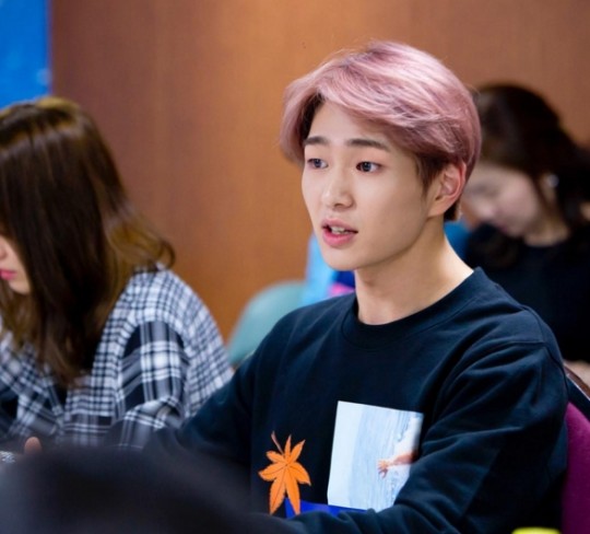 샤이니 온유, 핑크 헤어스타일도 완벽 소화 벚꽃머리
