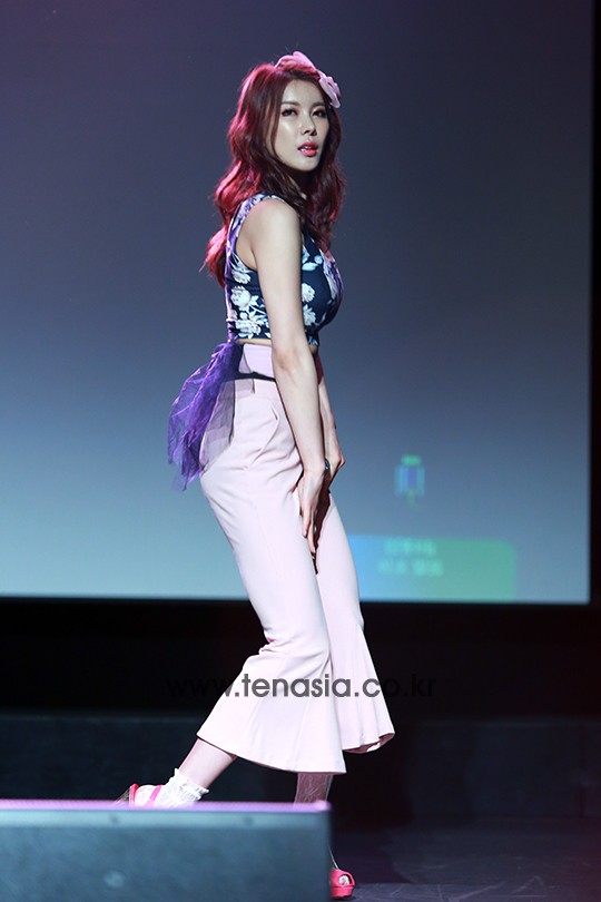 [TEN PHOTO] 레드썬 라늬, 복고풍 패션도 소화하는 인형 미모 (레드썬 쇼케이스)