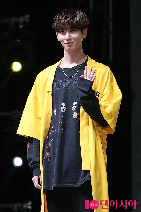 [TEN PHOTO] 펜타곤 신원 수줍은 미소