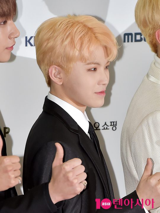 [TEN PHOTO]세븐틴 우지 손짓 하나에도 팬들 심쿵~