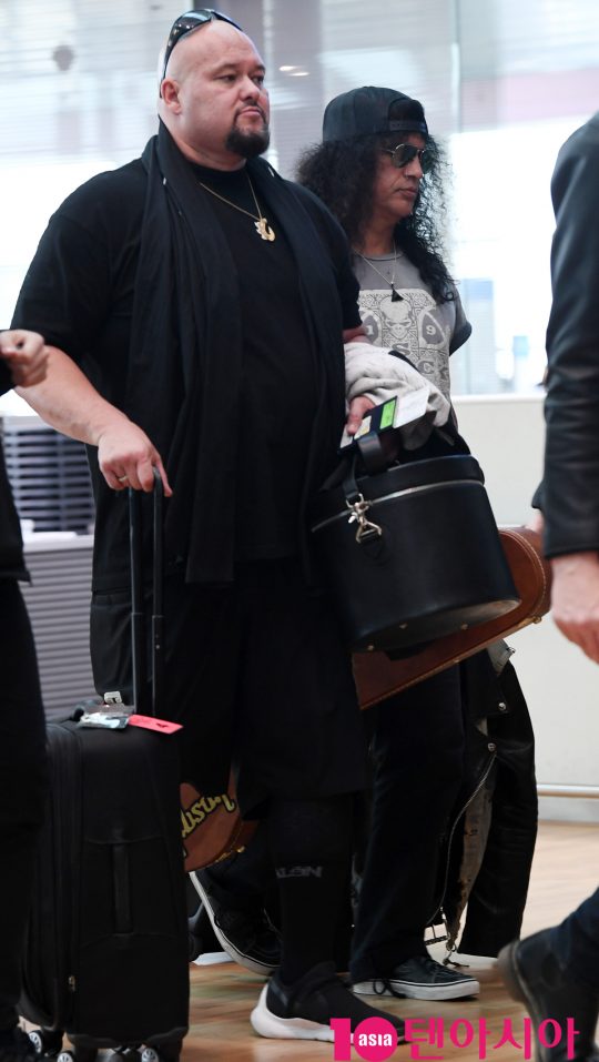 [TEN PHOTO] 슬래쉬(Slash) 경호원 사이에 철통방어로 출국
