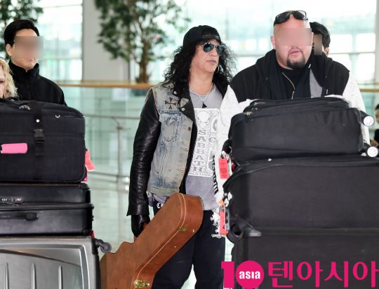 [TEN PHOTO] 슬래쉬(Slash) 레전드 기타리스트의 화려한 공항패션