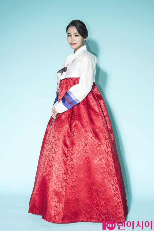 [TEN 한복인터뷰] 피아노 치는 트로트가수 조정민 "3월 새 앨범 발매...섹시 퍼포먼스 기대하세요"