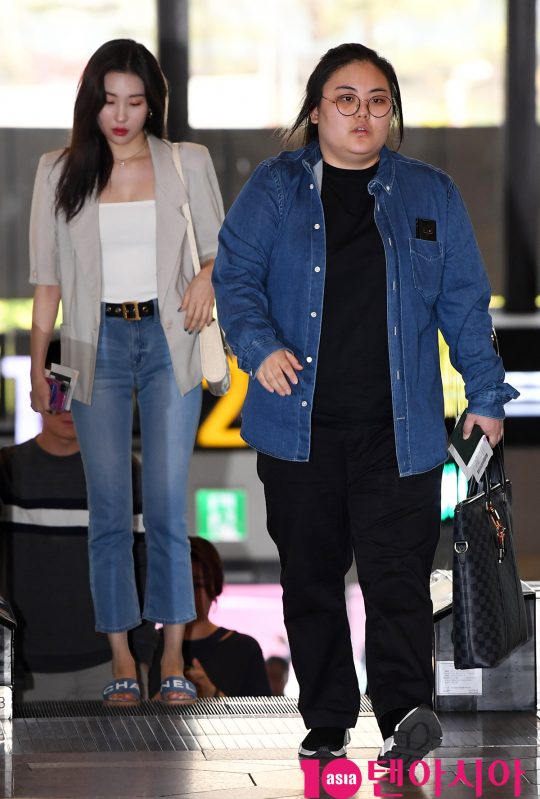 [TEN PHOTO]선미 매니저 경호받으며 출국