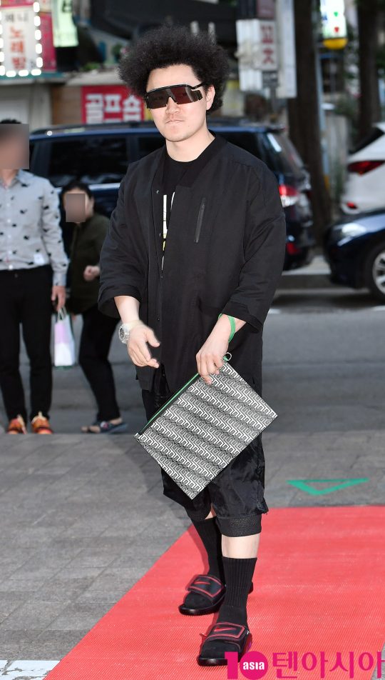 [TEN PHOTO]양동근 시원한 슬리퍼 종방연 패션