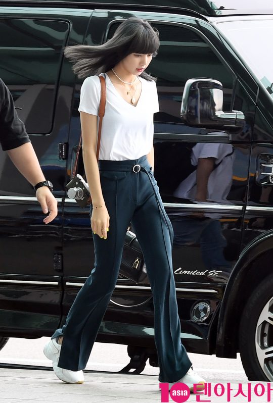 [TEN PHOTO]블랙핑크 리사 운동화 신어도 완벽한 비율(공항패션)