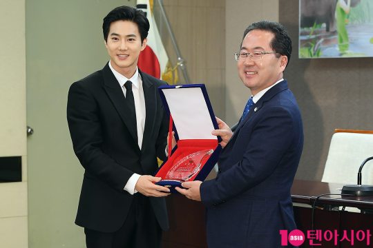 [TEN PHOTO] 엑소 수호 홍보대사 위촉패 들고 미소 한방