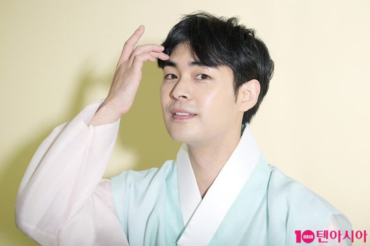 [TEN 한복 인터뷰] 진원 목소리로 심장을 간지럽히고 싶어요