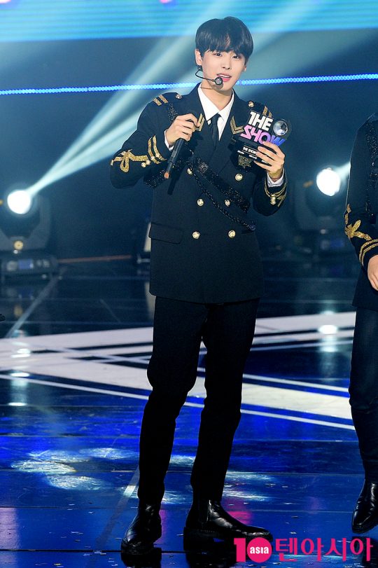 [TEN PHOTO]빅톤 최병찬 '트로피 들고 싱글벙글'
