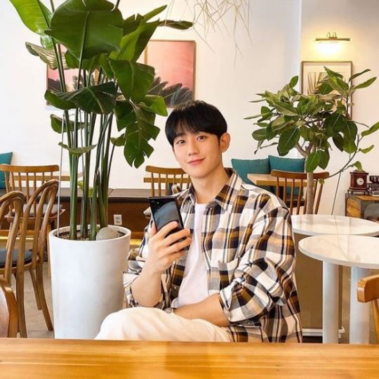 정해인, 화보 같은 일상···포근한 비주얼 눈길