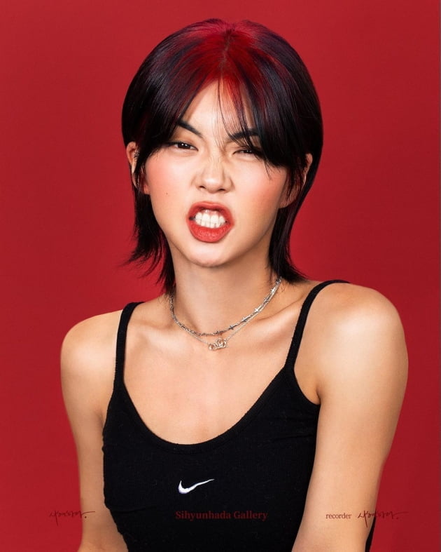[단독] 아이키, 상반신 노출 화보 찍었다…깜짝 놀라실 것 (인터뷰)