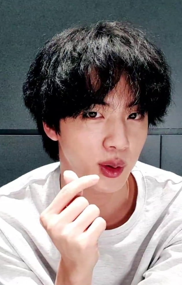 방탄소년단 진, 펌 헤어로 깜짝 등장…콜드플레이와 협업? 관심 폭발