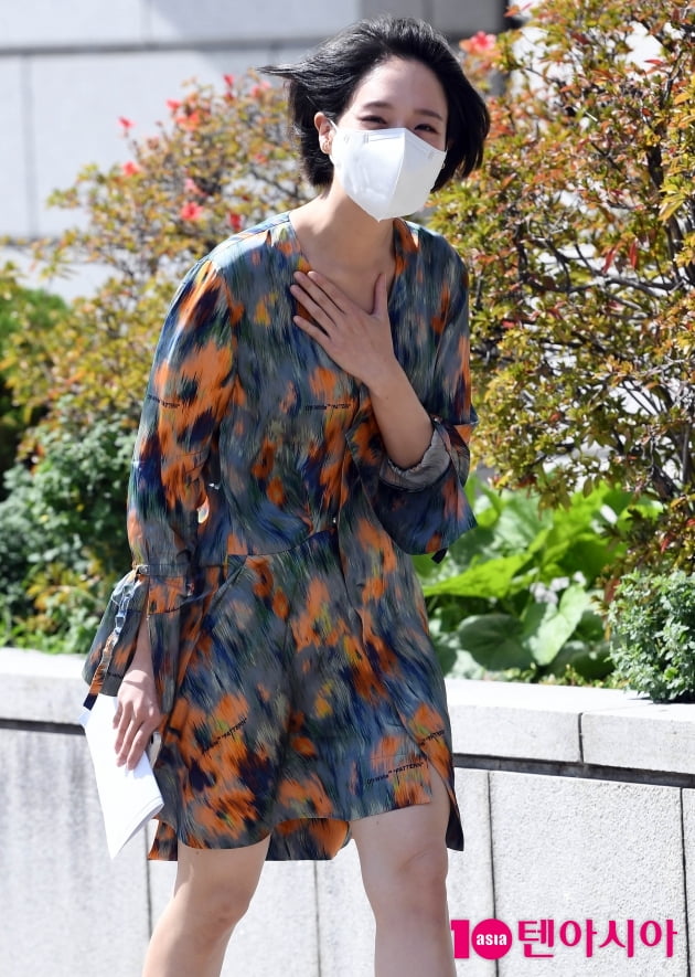 [TEN 포토] 박규영 하늘하늘한 원피스 입고 출근