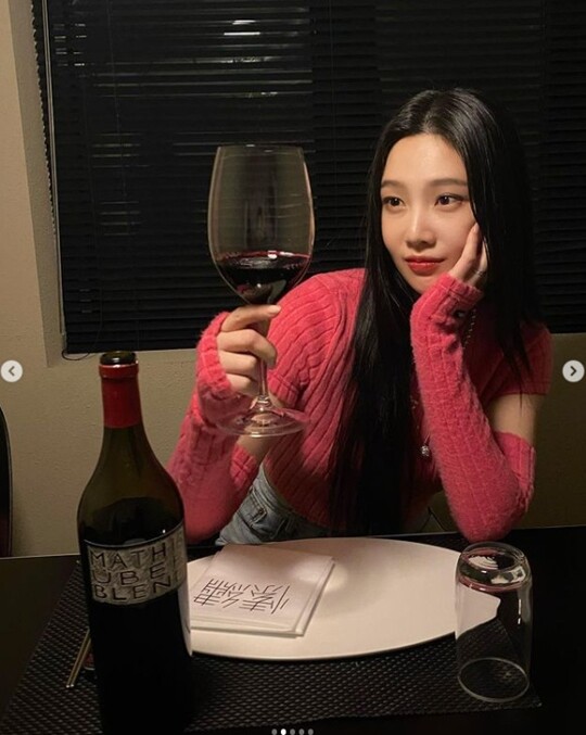 조이, ♥크러쉬와 데이트 즐기나…와인잔에 비친 실루엣 누구? [TEN★]