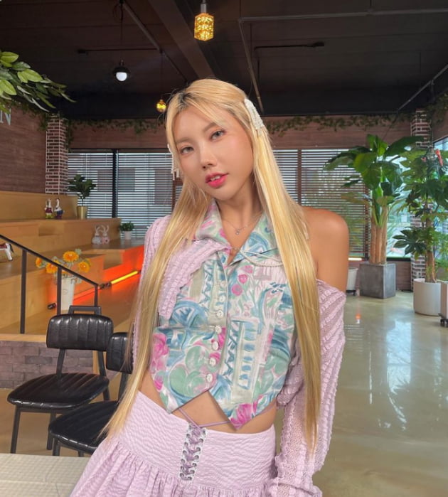 시미즈, 사랑스러운 토끼 앞니…허리 노출에도 파워 당당[TEN★]