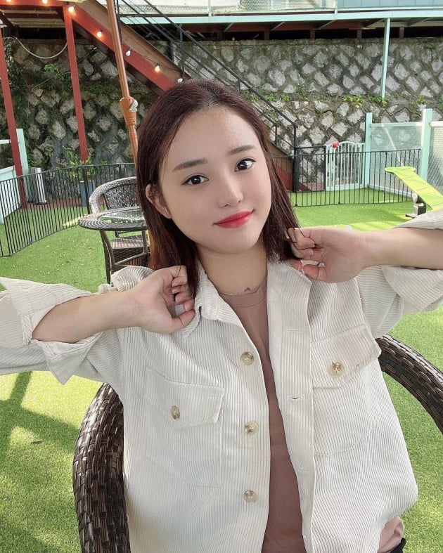 ♥7살 연상과 연애 중 유소민, 맞은 편에 앉은 사람 미소 절로 나오는 러블리 매력[TEN★]