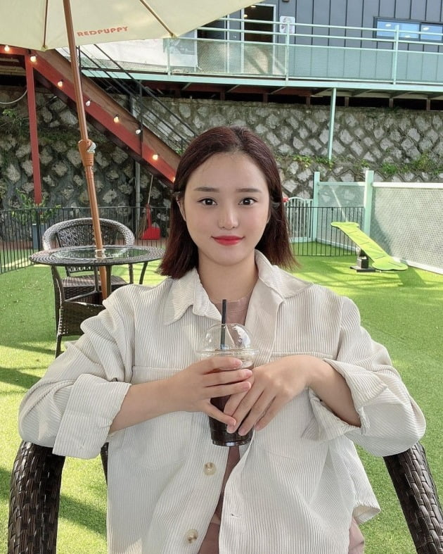 ♥7살 연상과 연애 중 유소민, 맞은 편에 앉은 사람 미소 절로 나오는 러블리 매력[TEN★]