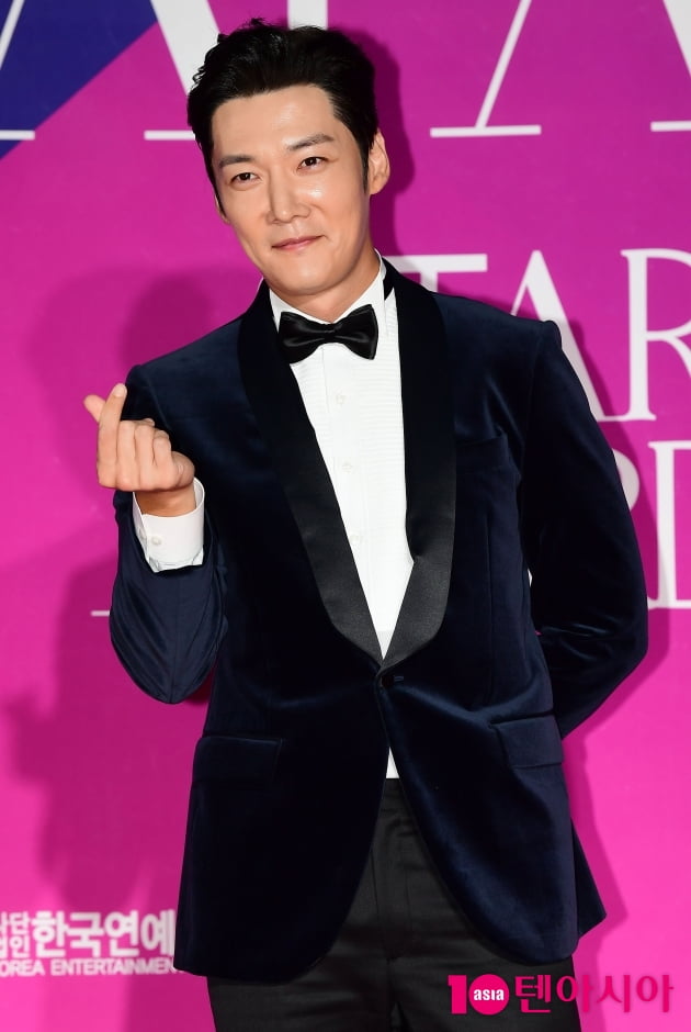 [TEN 포토] 최진혁 멋진 하트