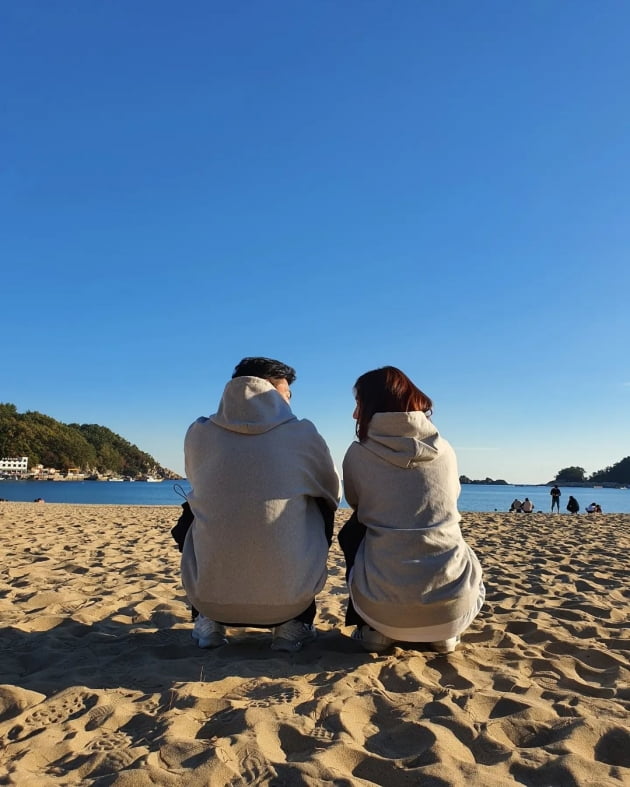 조예영 이렇게 서로만·♥한정민 내 옆에 예영이만…쪼그려 앉은 뒷모습에도 사랑 가득