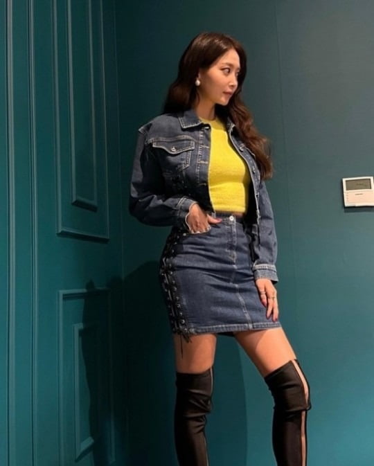 오윤아, 고딩맘의 남다른 S라인…청청 패션 센스 눈길