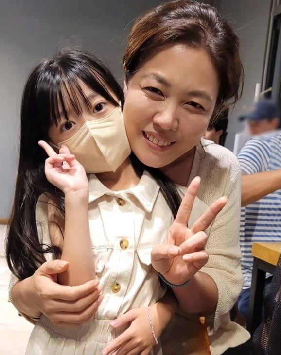주병원 원장님과 다정하게 한 컷…연진이 딸 예솔이, 귀엽게 브이