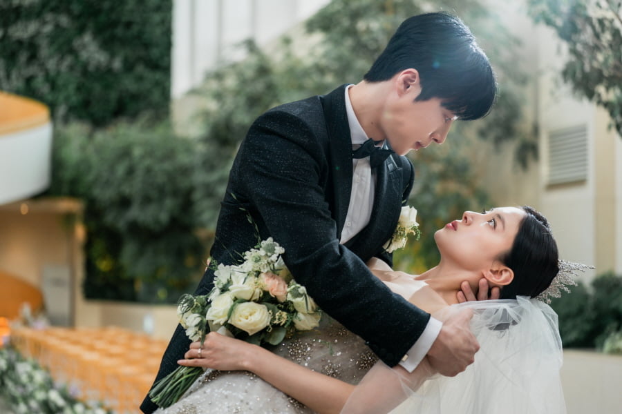 웨딩드레스 입은 이세영, 배인혁 과감한 허리 돌려 깎기에 깜짝(열녀박씨 계약결혼뎐)