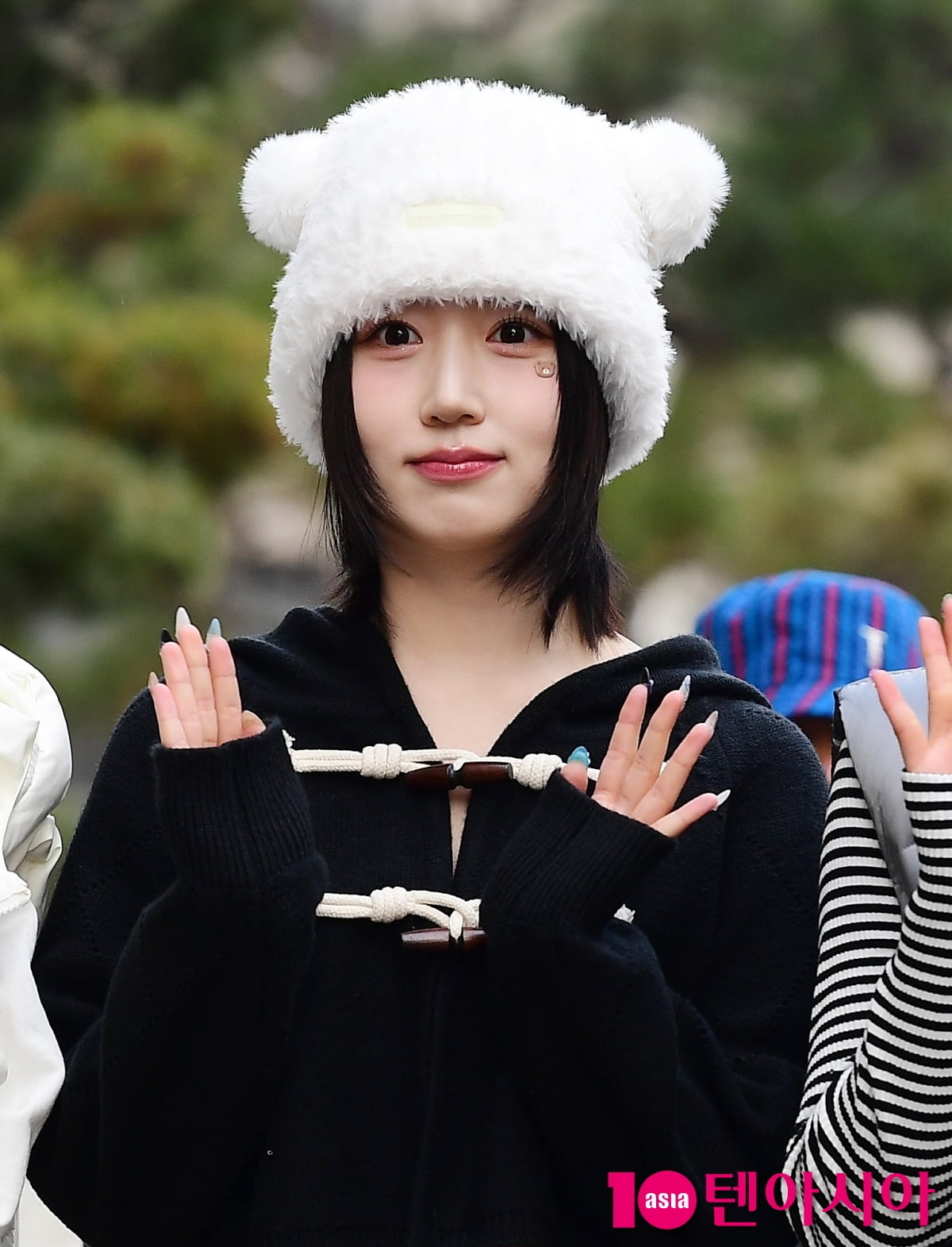 [TEN포토]엔믹스 해원 네일아트 받은 백곰