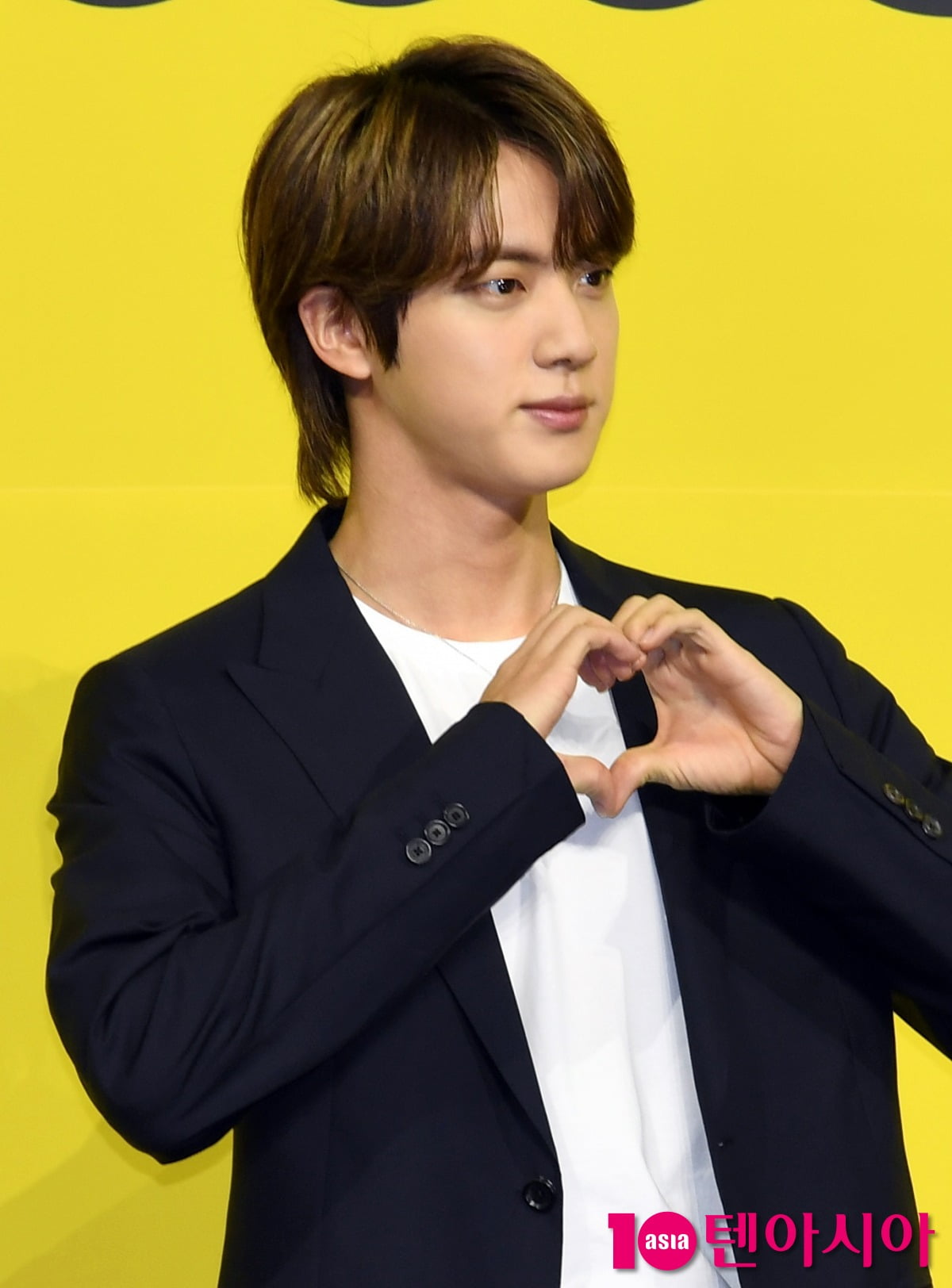 앨범을 또 사라고…BTS 진 허그회 응모 자격 두고 팬들 분노[TEN이슈]