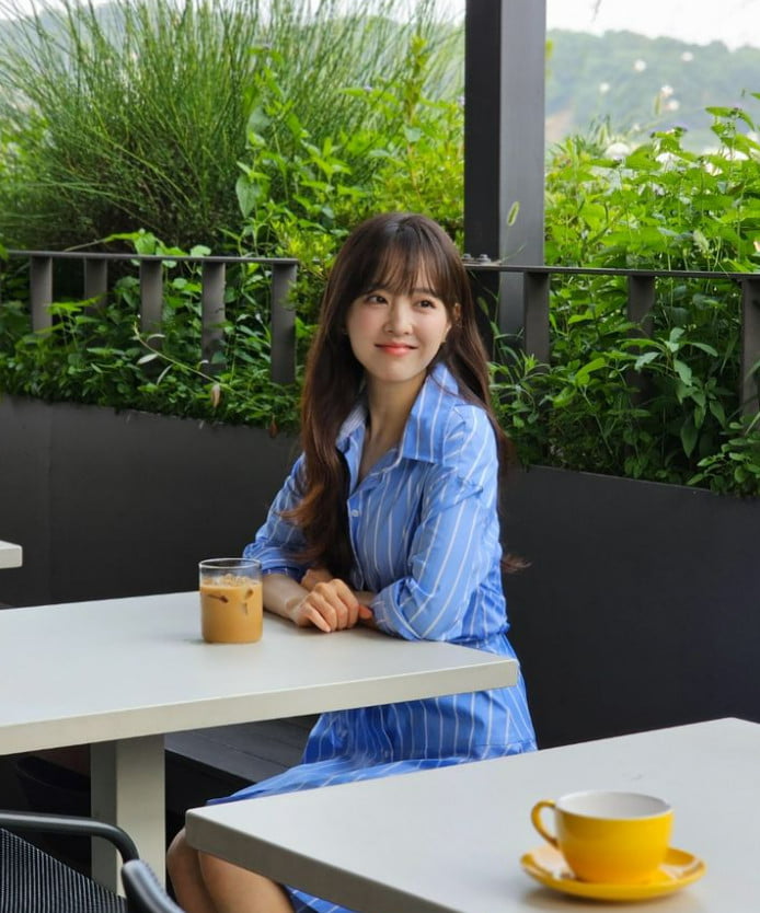 여기 사람 줄설듯…35세 박보영, 카페서 여유로운 커피 한 잔