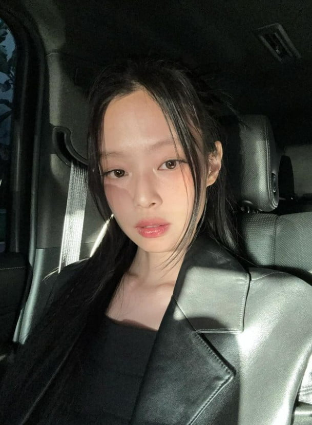 누구랑 탑승했길래…블랙핑크 제니, 옆자리에서 눈을 못 떼네