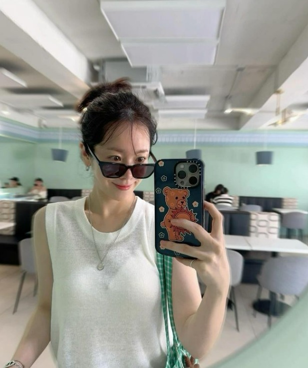 한지민, 10세 연하 ♥최정훈과 연애하더니…물오른 미모 자랑