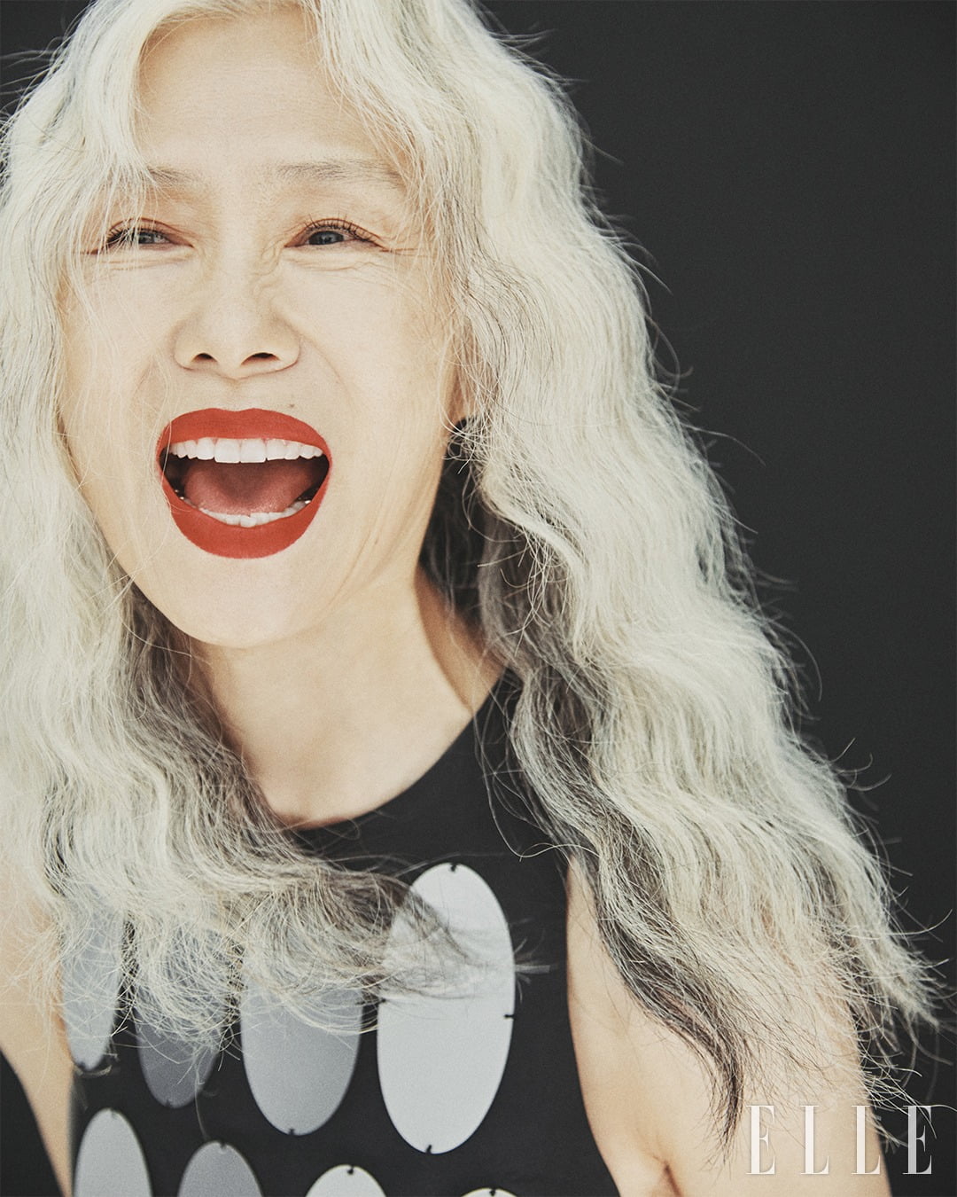 69세 예수정, 관리 비결 뭐길래…파격 스모키 메이크업 찰떡 소화 [화보]