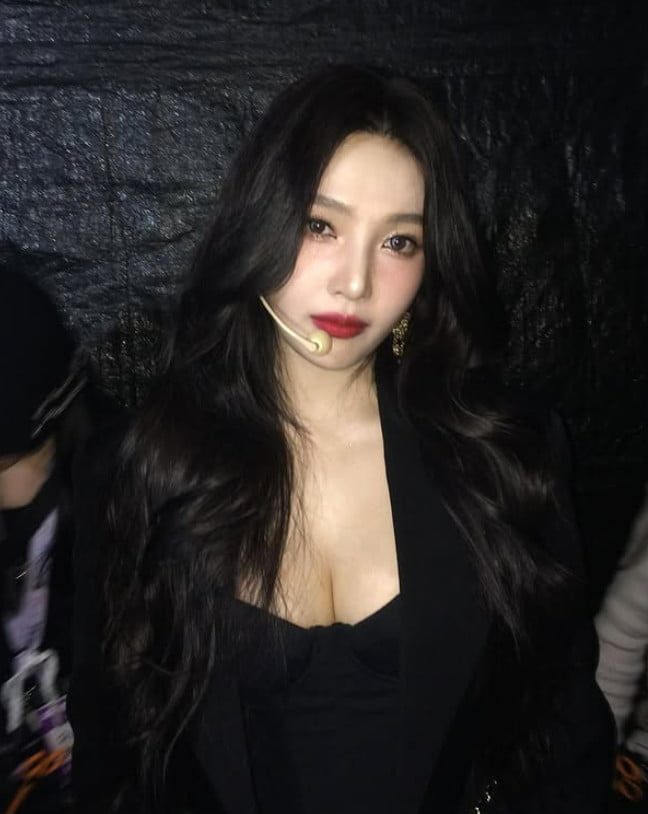 조이, 원래 이렇게 글래머였나…작정하고 드러낸 볼륨 몸매