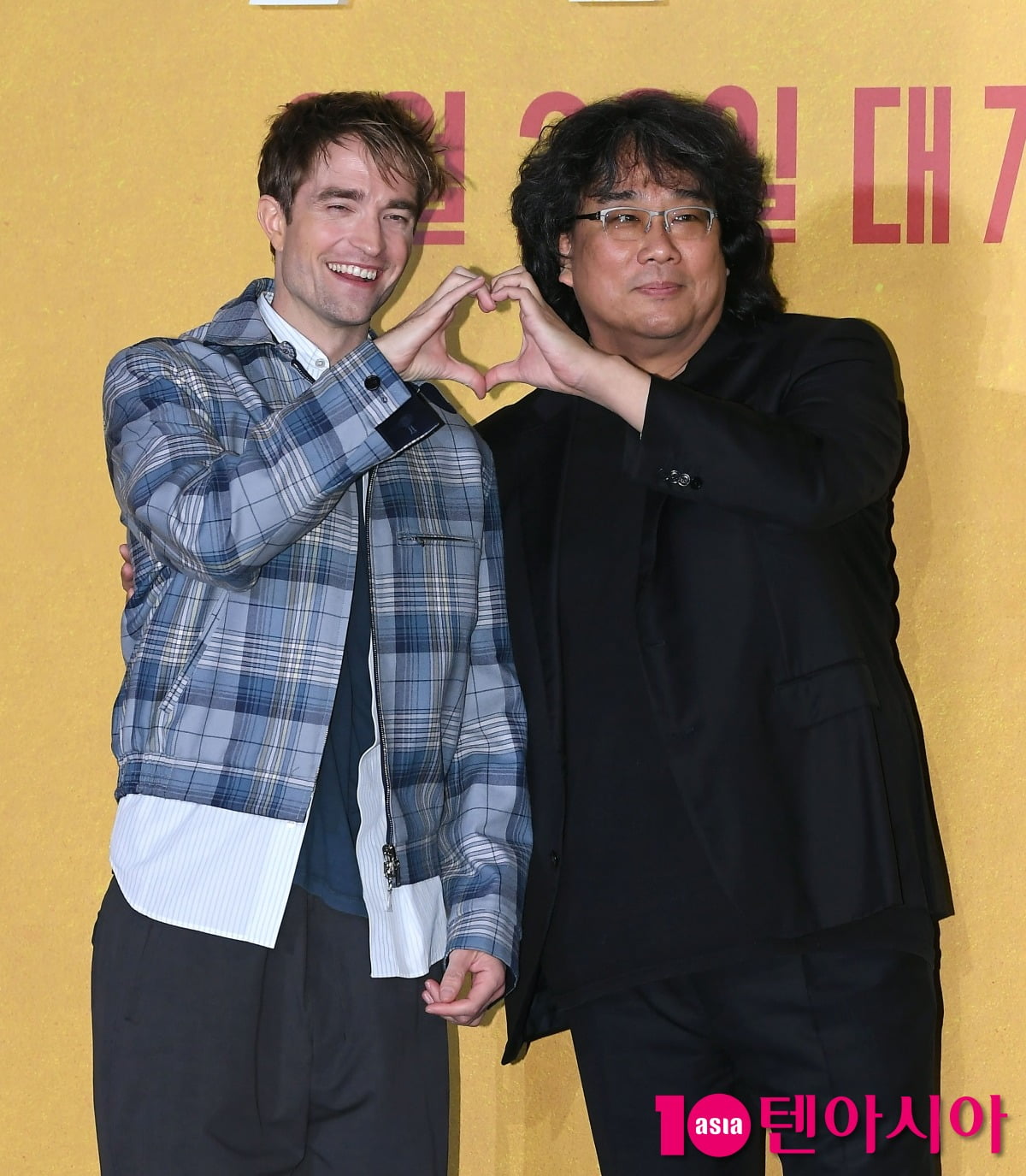 [종합] 봉준호 감독 발 냄새 나…20년 최초 ♥러브스토리까지 담은 미키17