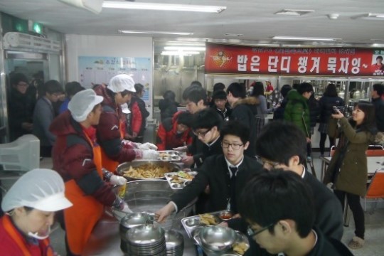 경남 선수단, 창원 사파고등학교서 배식 봉사