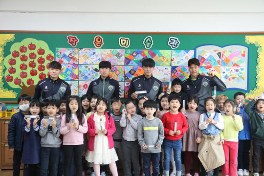 전북 새내기 4인방, 전주 초등학교 입학생에게 학용품 선물 