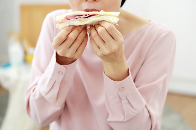 성욕 채워지지 않으면, 식욕 왕성… 사실일까?