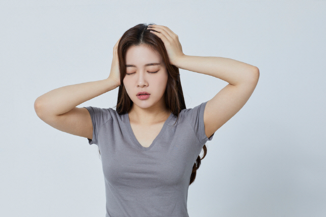 일어설 때 머리 핑 돈다? 이 자세 취하면 완화