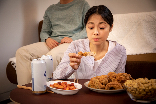 야식 먹으면 살찐다? ‘의학적’으로 따져보니…