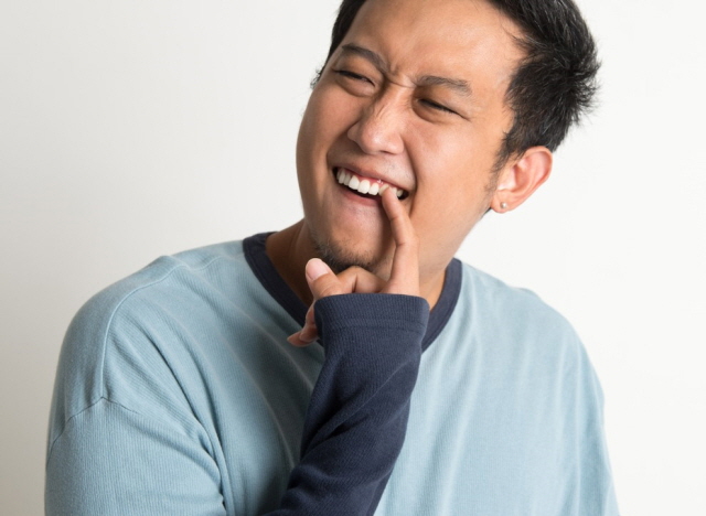 이에 낀 음식물 ‘이렇게’ 빼는 버릇… 잇몸 망가뜨려