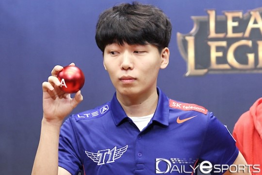 [포토] 롤챔스 내전 선택한 SK텔레콤 장경환 제대로 볼 용기가...
