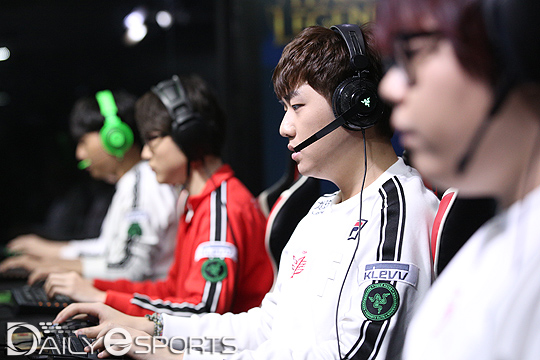 [롤챔스 스프링] 22분 컷! SKT, 울프 이재완 앞세워 1세트 선취