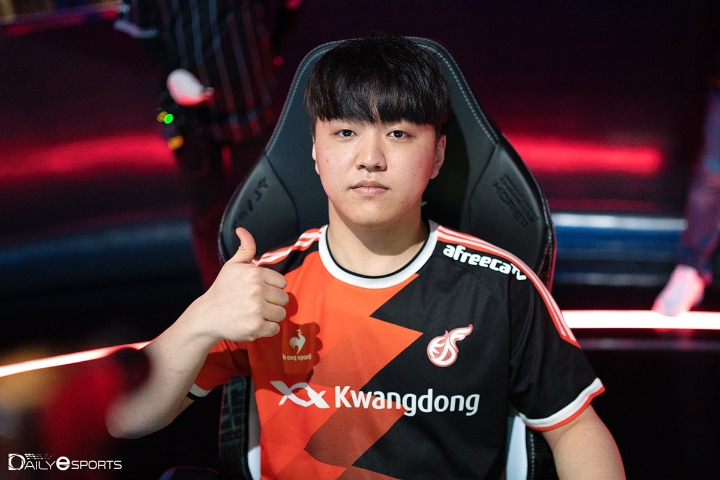 [LCK] 광동 프릭스 엘림 최엘림 클로저 코 납짝하게 만들겠다